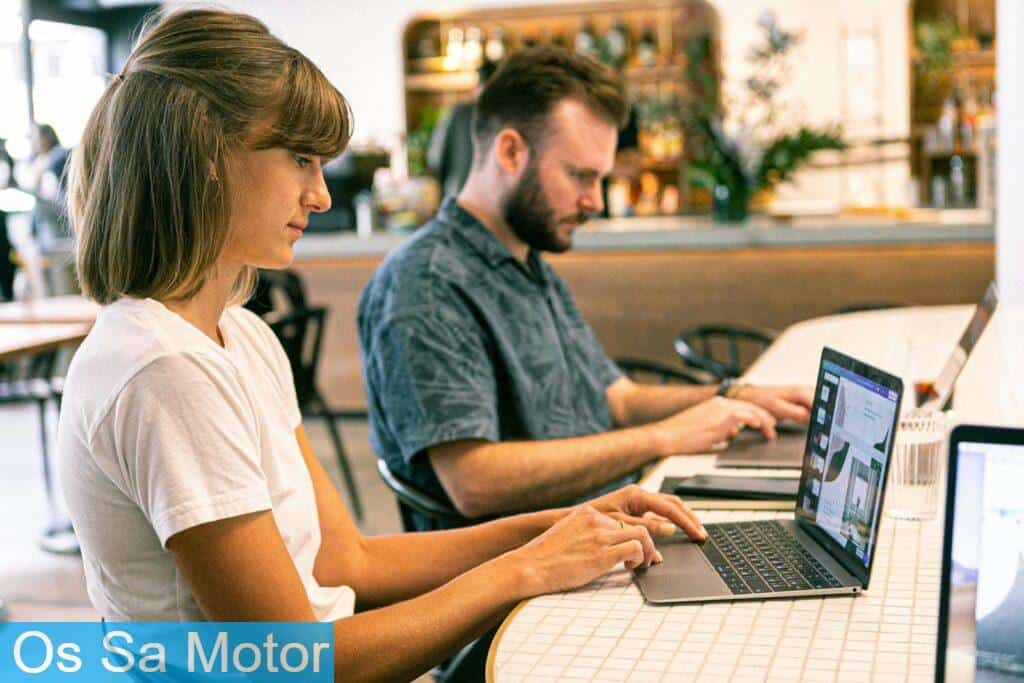 Personas freelance trabajando