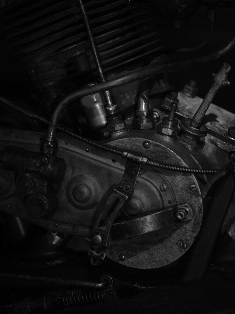 Primer plano del motor de una moto antigua en blanco y negro